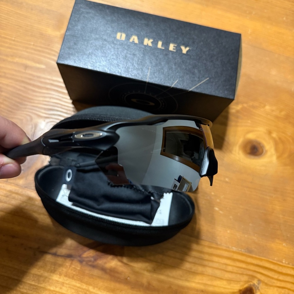 Oakley Radar Black Frame Sunglasses with Silver Mirrored Lens - Picture 2 of 3